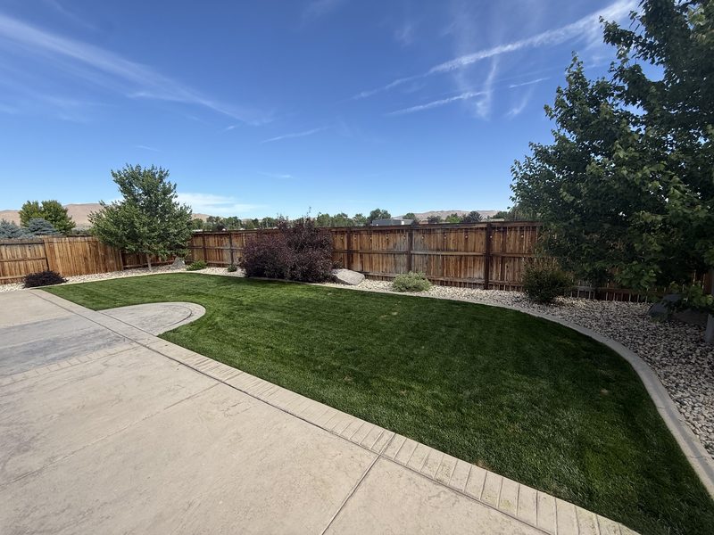 Deep green, evenly fertilized backyard lawn maintained by Spanish Springs Lawn Care